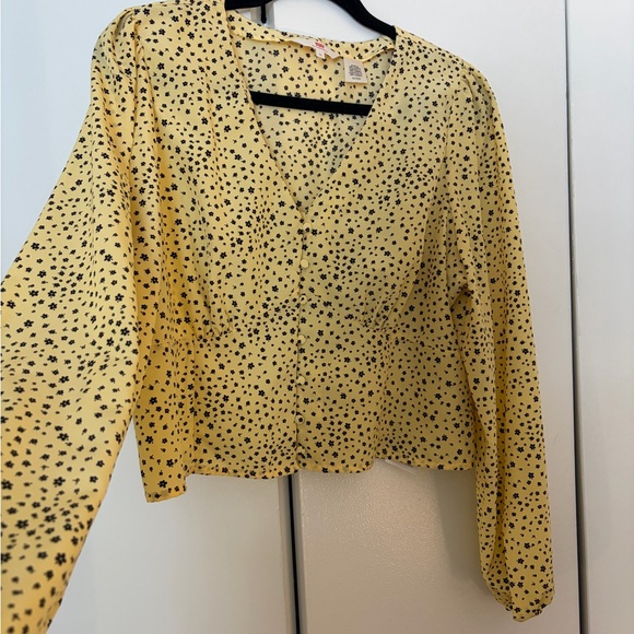 Cute Yellow Levi’s blouse with Buttons - Picture 4 of 6